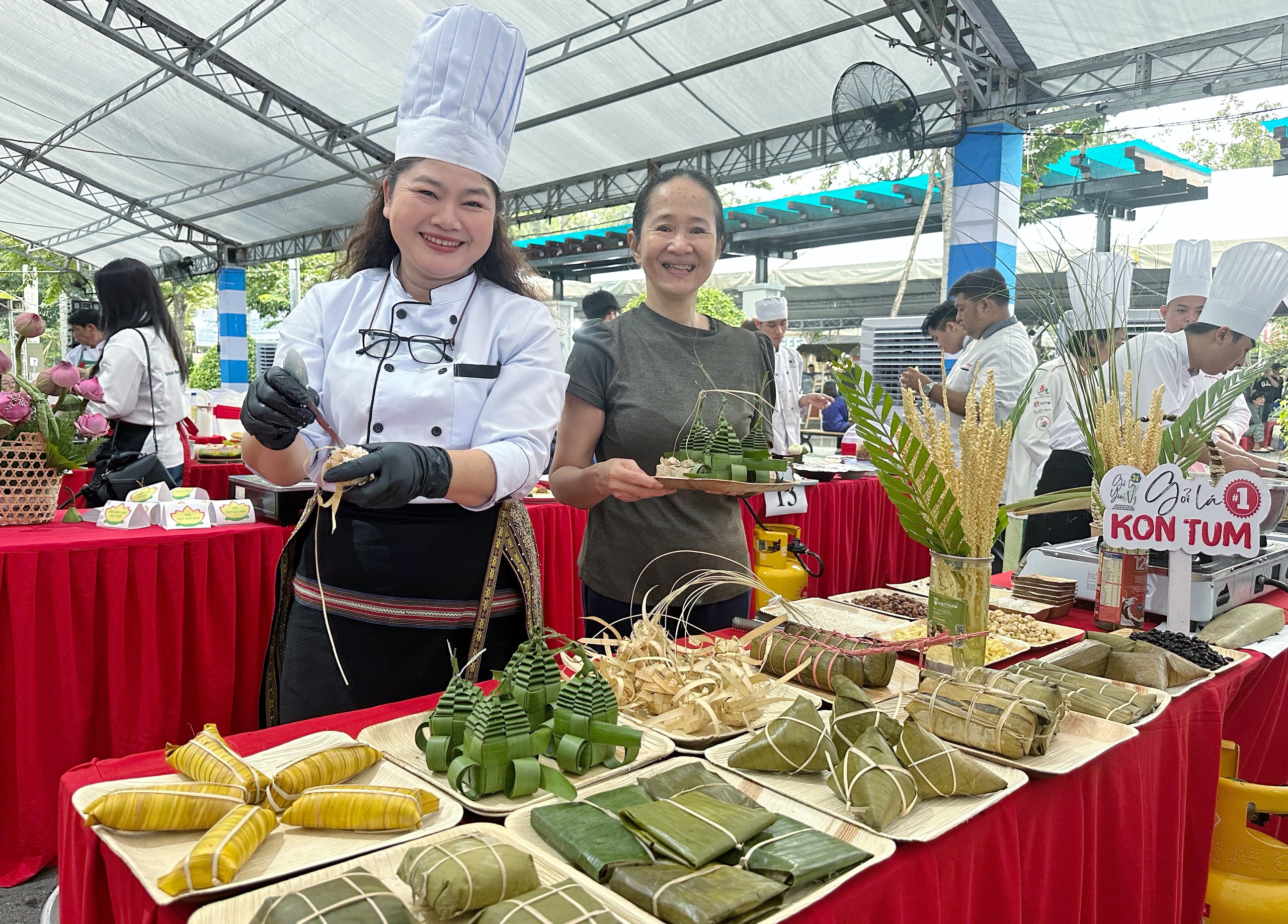 Hơn 200 món ăn từ sen độc đáo, đa dạng và "không đụng hàng" được bài trí bắt mắt tại lễ hội ẩm thực chay 2025