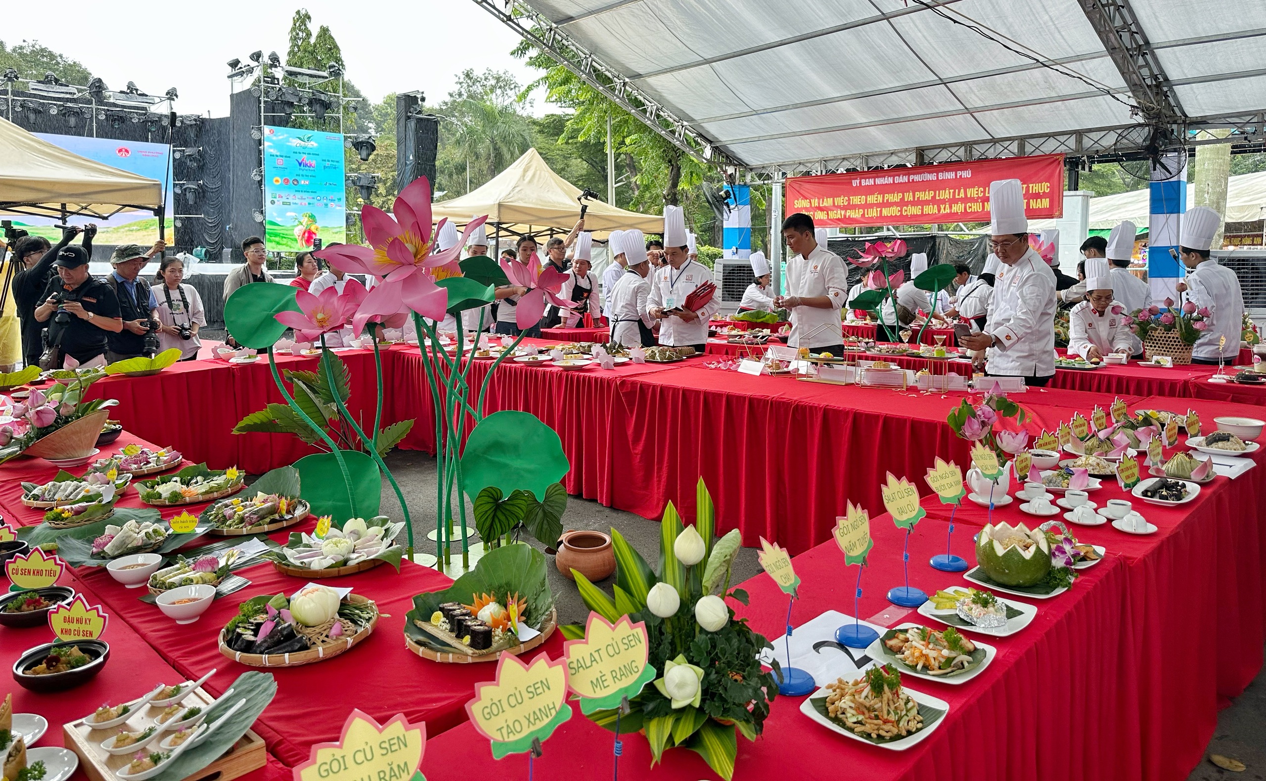 Hơn 200 món ăn từ sen độc đáo, đa dạng và "không đụng hàng" được bài trí bắt mắt tại lễ hội ẩm thực chay 2025 ẢNH: CAO AN BIÊN