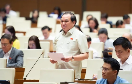 Đại biểu Nguyễn Công Hoàng, Giám đốc Bệnh viện Trung ương Thái Nguyên Thái Nguyên, phát biểu tại Quốc hội. Ảnh: Cổng TTĐT Quốc hội