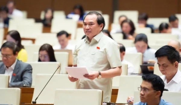 Đại biểu Nguyễn Công Hoàng, Giám đốc Bệnh viện Trung ương Thái Nguyên Thái Nguyên, phát biểu tại Quốc hội. Ảnh: Cổng TTĐT Quốc hội