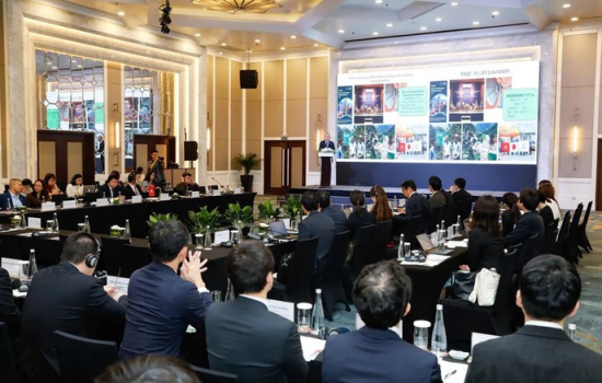 Nhật Bản sẽ cho Việt Nam vay ưu đãi 50 tỷ yen, tương đương 8.350 tỷ đồng để hoàn thiện chính sách cấp vốn xanh, dự án giảm phát thải. Tại hội thảo "ODA thế hệ mới" sáng 18/3, Thứ trưởng Tài chính Trần Quốc Phương cho biết công hàm về khoản vay 8.350 tỷ đồng vốn ODA đã được chính phủ hai nước phê duyệt, dự kiến ký trong tháng này. ODA thế hệ mới là khoản vay ưu đãi với quy trình chuẩn bị được rút gọn và thủ tục giải ngân vốn nhanh chóng, đảm bảo các mục tiêu phát triển thông qua thiết kế chính sách, huy động nguồn lực hiệu quả. Theo Thứ trưởng Phương, vốn vay lần này của Nhật Bản sẽ hỗ trợ Việt Nam thực hiện ba trụ cột chính sách vì mục tiêu tăng trưởng xanh, thích ứng với biến đổi khí hậu. Trụ cột đầu tiên là xây dựng và thiết lập các ưu đãi tài chính, đầu tư và cơ chế cho tăng trưởng xanh. Với trụ cột này, chính sách thuế và đầu tư công sẽ được rà soát, điều chỉnh để khuyến khích đầu tư xanh, thị trường tín chỉ carbon. Các tiêu chí, cơ chế chứng nhận với dự án được cấp tín dụng xanh, trái phiếu xanh cũng được xây dựng, hướng dòng vốn vào hoạt động thân thiện với môi trường.