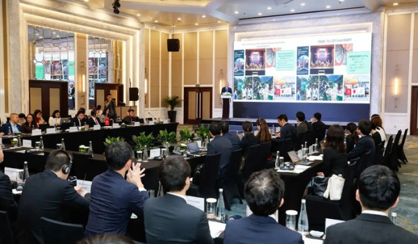 Nhật Bản sẽ cho Việt Nam vay ưu đãi 50 tỷ yen, tương đương 8.350 tỷ đồng để hoàn thiện chính sách cấp vốn xanh, dự án giảm phát thải. Tại hội thảo "ODA thế hệ mới" sáng 18/3, Thứ trưởng Tài chính Trần Quốc Phương cho biết công hàm về khoản vay 8.350 tỷ đồng vốn ODA đã được chính phủ hai nước phê duyệt, dự kiến ký trong tháng này. ODA thế hệ mới là khoản vay ưu đãi với quy trình chuẩn bị được rút gọn và thủ tục giải ngân vốn nhanh chóng, đảm bảo các mục tiêu phát triển thông qua thiết kế chính sách, huy động nguồn lực hiệu quả. Theo Thứ trưởng Phương, vốn vay lần này của Nhật Bản sẽ hỗ trợ Việt Nam thực hiện ba trụ cột chính sách vì mục tiêu tăng trưởng xanh, thích ứng với biến đổi khí hậu. Trụ cột đầu tiên là xây dựng và thiết lập các ưu đãi tài chính, đầu tư và cơ chế cho tăng trưởng xanh. Với trụ cột này, chính sách thuế và đầu tư công sẽ được rà soát, điều chỉnh để khuyến khích đầu tư xanh, thị trường tín chỉ carbon. Các tiêu chí, cơ chế chứng nhận với dự án được cấp tín dụng xanh, trái phiếu xanh cũng được xây dựng, hướng dòng vốn vào hoạt động thân thiện với môi trường.