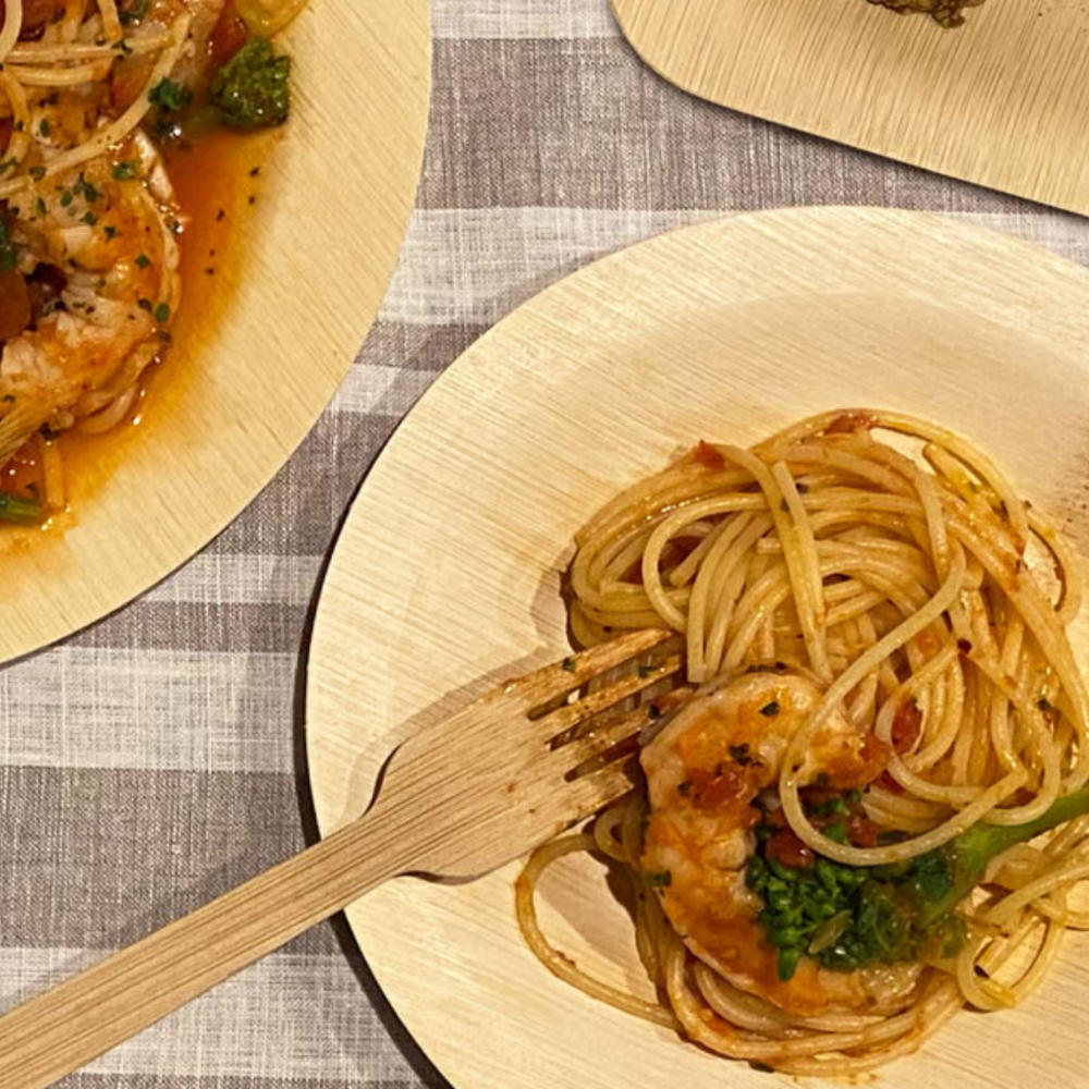 sử dụng đĩa mo tre trong bàn ăn